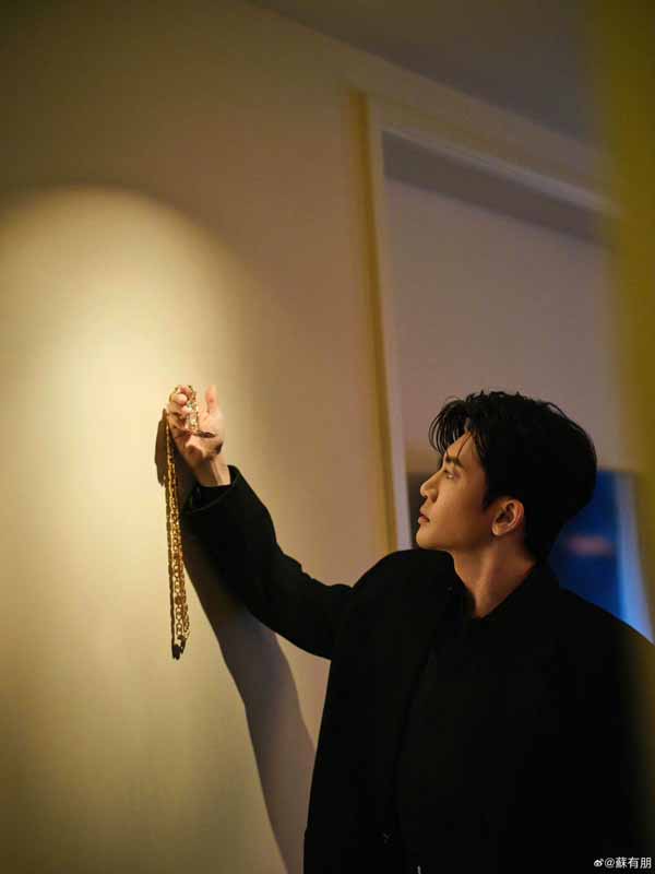1700445823932383.jpg 苏有朋全黑绅士造型亮相活动 以古币怀表点缀尽展时髦态度 (4).jpg