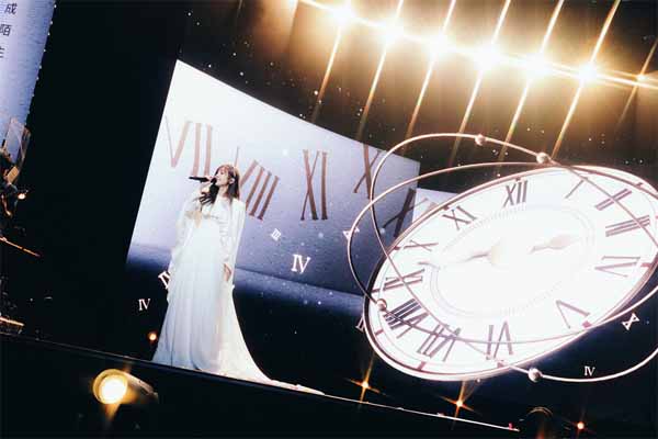 王心凌世界巡回演唱会成都站全糖开唱 黄小蕾吴谨言助阵共跳《爱你》