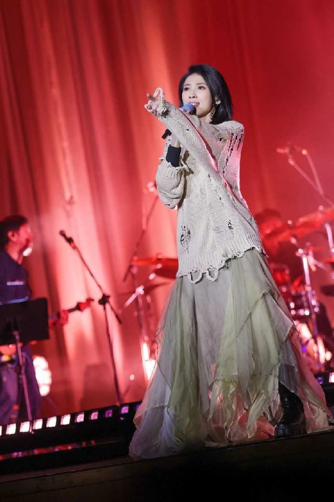 戴佩妮时隔11年广州开唱 演绎多首金曲引全场大K歌